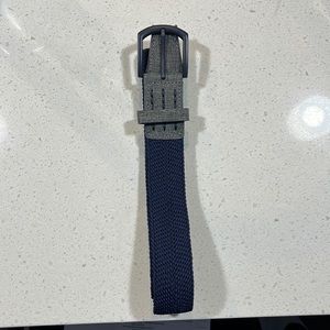 Travis Mathew men’s knit adjustable belt. Blue and gray. Size medium.